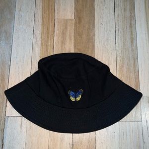 Black bucket hat